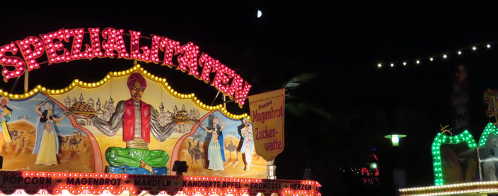 Auftakt zum 603, Wurstmarkt: Eine laue Halbmondnacht über dem Festplatz. Fotos: Kochendörfer