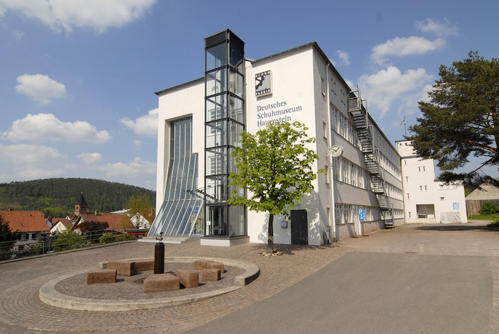 Schuhmuseum: Der neue Aufzugturm, passt sich dem Bauhaus-Stil an. Foto: Schuhmuseum Hauenstein