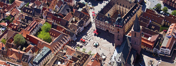 Neustadt an der Weinstreße alljährlich das Deutsche Weinlesefest mit großem Festumzug aus und braucht sich mit seiner schmucken Altstadt nicht zu verstecken. Foto: Stadtverwaltung Neustadt