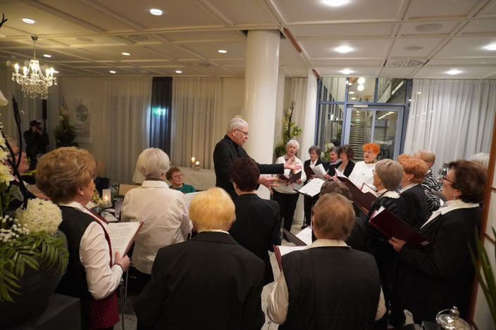 Der Frauenchor verzaubert den Abend