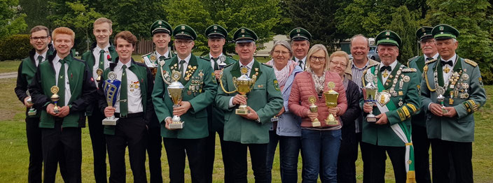 Pokale für die erfolgreichen Schützen beim Bataillonspokalschießen 2019