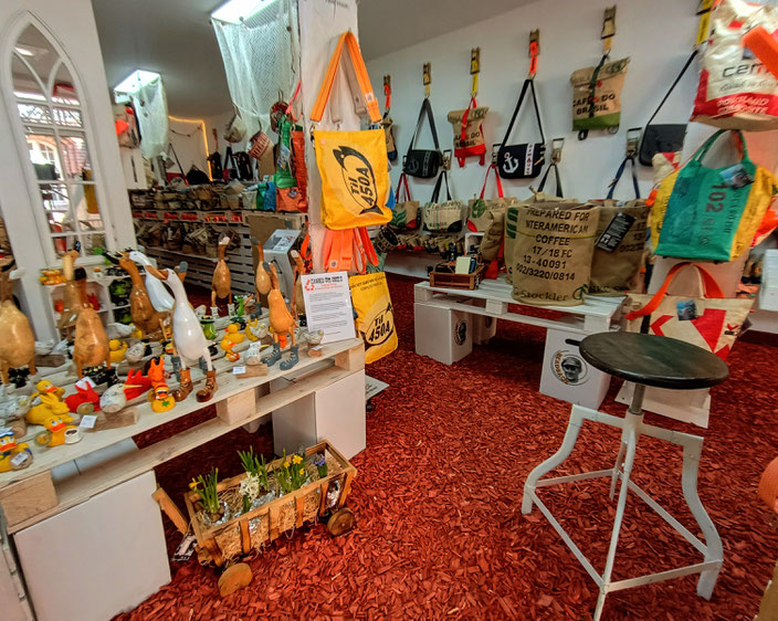Das Ladeninnere vom Upcycling Geschäft "WASTE not time" Lüneburg ist mit seinem coolen Interieur absolut Einzigartig.
