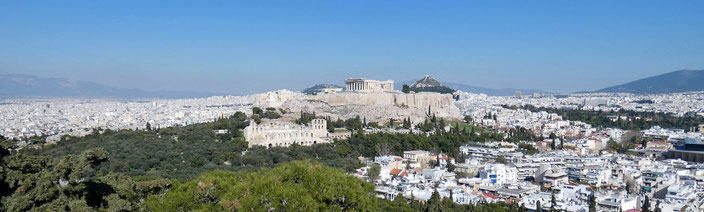 Blick auf Athen und die Akropolis vom Filopappou Hill.