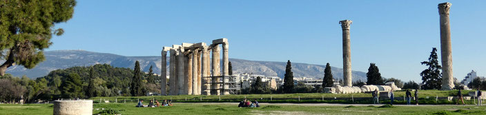 Blick vom Hadrianstor auf den Zeustempel
