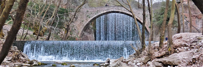 alte Steinbrücke, Wasserfälle, Wasserfall hinter alter Steinbrücke, Brücke von Palaiokaria