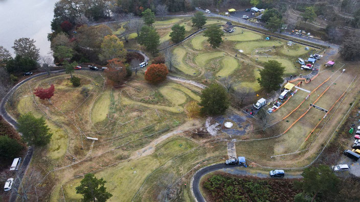 第2戦の会場は京都府北部、南丹市美山。パターゴルフ場を利用し、林間シングルトラックを組み合わせた野趣溢れるコース。