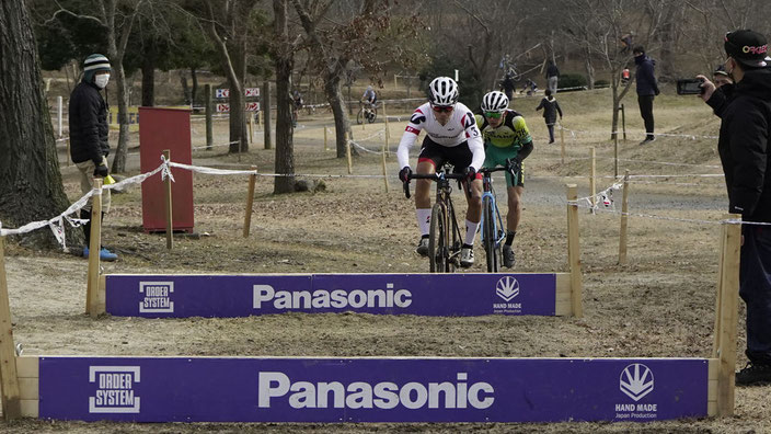 ベスラ希望が丘で沢田時(TEAM BRIDGESTONE Cycling)と争う柚木伸元(朝明高校)