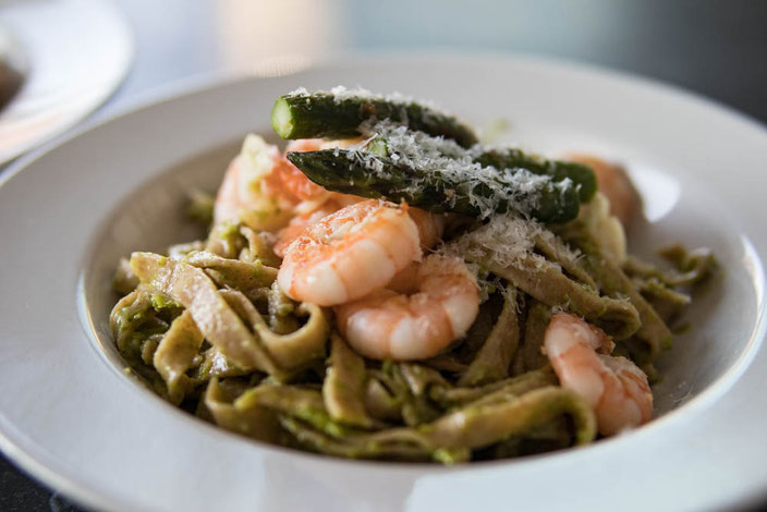 Vollkorn Tagliatelle mit Spargelpesto und Garnelen