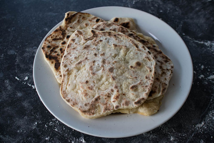 Selbstgemachte Naan Brot - ganz einfaches Rezept