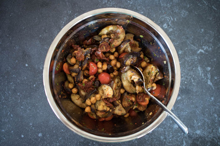 Orientalischer Auberginensalat mit gegrillter Aubergine und Kichererbsen