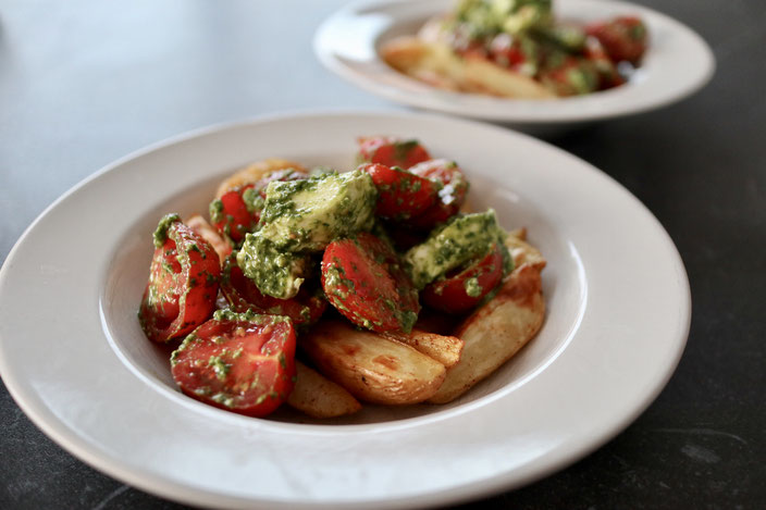 Ofenkartoffel Tomate Mozzarella Salat mit Pesto