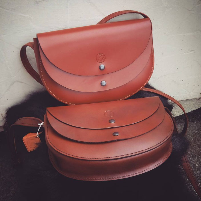 Dans la photo, de haut en bas: Marron classic rigid et Marron vintage rigid