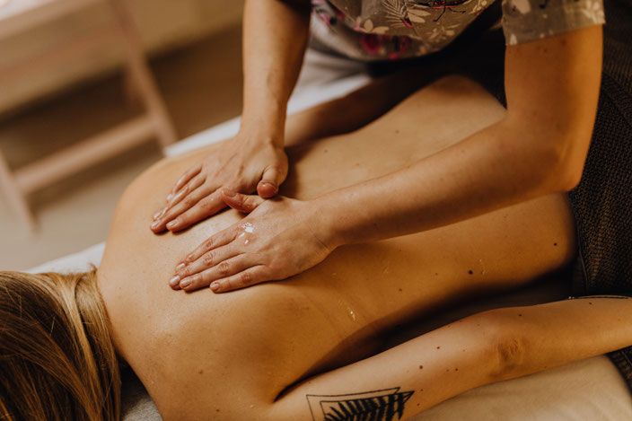 massagen-fussreflexzonen-gesichtsmassage-klassische massage-meridian-ying-yang-shiatsu-balinesische-tempelmassage-hormone-drüsen-organe-chakren-aktiviert-reguliert-entspannt-selbstheilungskräfte-gesundheit-harmonie-behandlung-buchen