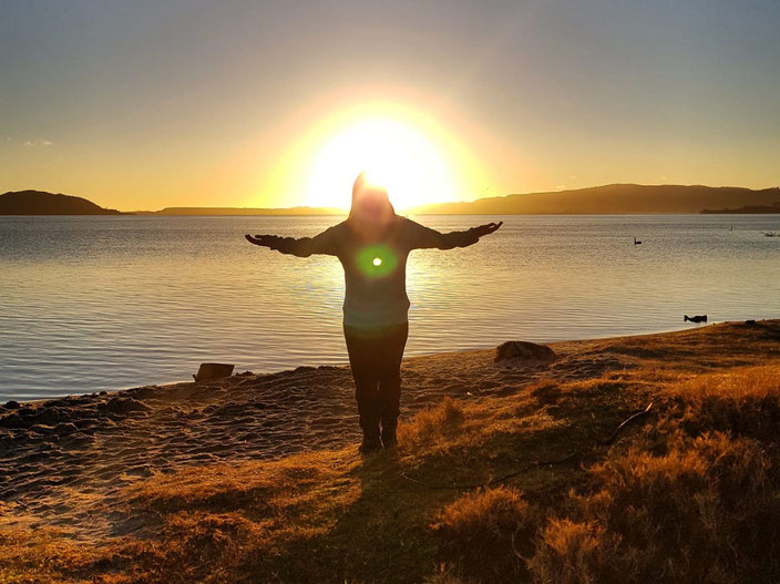 energie-massage-praxis-energiearbeit-spirituelle-lebensberatung-kontakt-körper-geist-seele-aura-chakra-balance-reiki-quantenheilung-gehirnhälften-synchronisation-energetisches-wirbelrichten-clearing