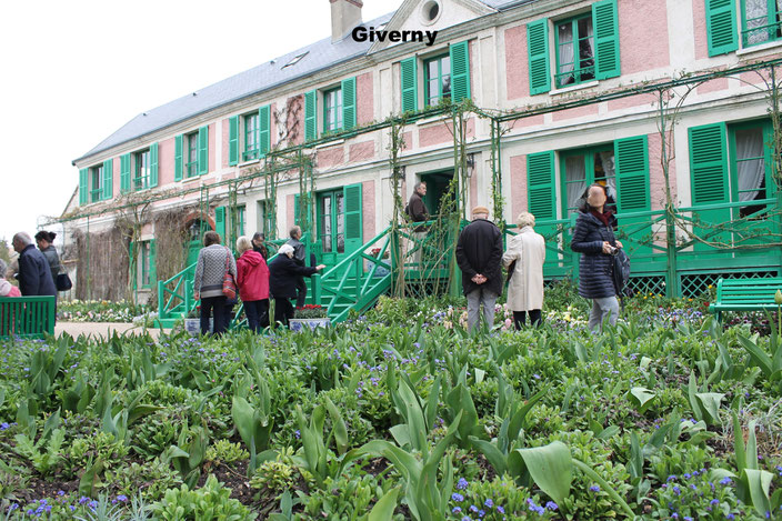 La maison de Claude Monet est presque aussi colorée que ses jardins : une façade rose aux volets verts !