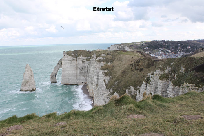 Le falaises d'Etretat sont de hautes falaises blanches aux formes impressionnates d'arches et d'aiguilles...