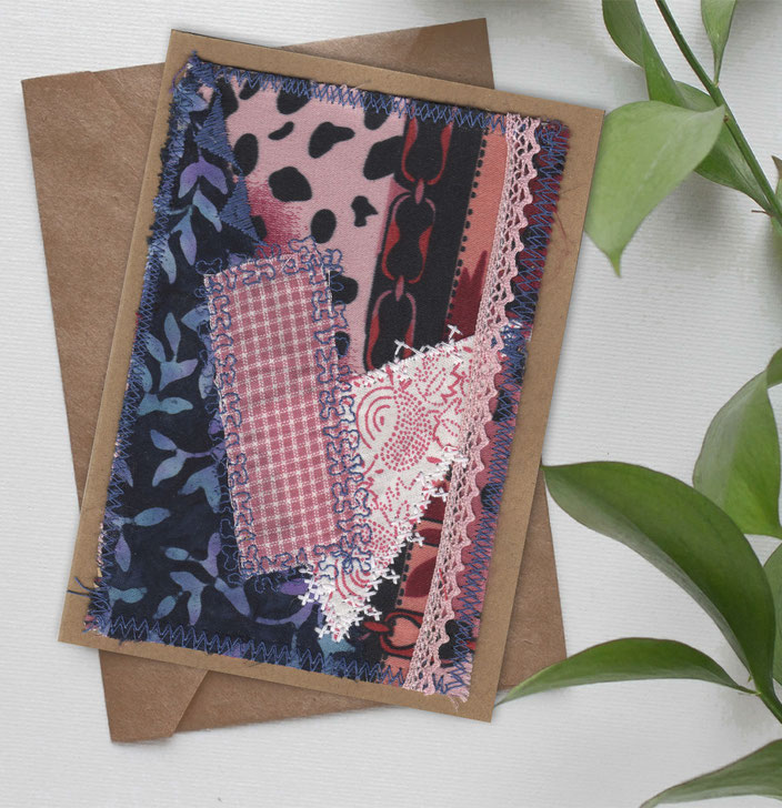 Eine edle handgefertigte Grußkarte zum Aufklappen aus braunem Kraftpapier, mit Patchwork aus fröhlich bunten Stoffen, Stickerei und Spitze verziert. Ein individuelles Einzelstück. Mit braunem Kraftpapierumschlag. Größe din a6. 