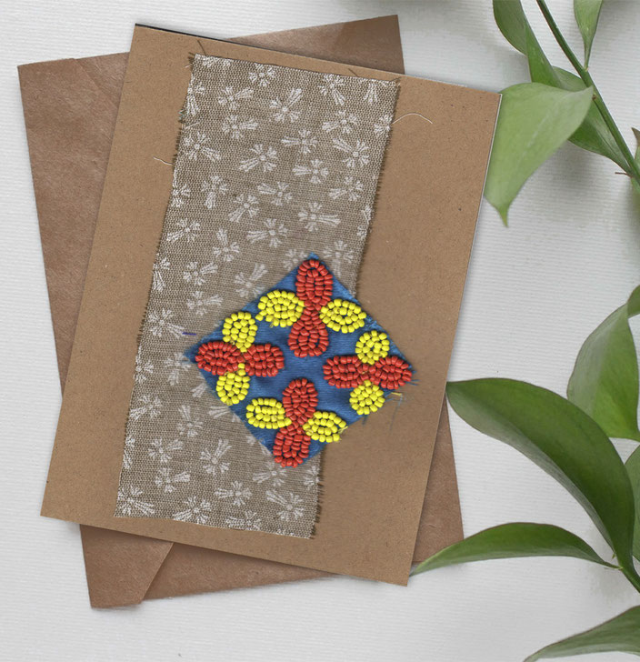 Eine edle handgefertigte Grußkarte zum Aufklappen aus braunem Kraftpapier, verziert mit Textilstreifen und einer vintage Perlenstickerei. Ein individuelles Einzelstück. Mit braunem Kraftpapierumschlag. Größe din a6. 