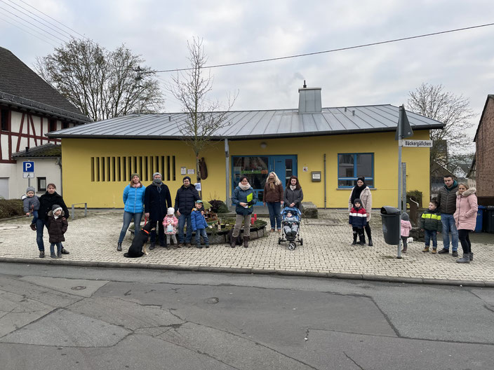 Betroffene Eltern vor der kath. Kita St. Peter Niederzeuzheim am 2.1.2021 mit Theresa Scheuren (2.v.l., Kandidatin Ortsbeirat BÜNDNIS 90/ DIE GRÜNEN), André Franz-Scheuren (4.v.l) und Sabine Hirler (5.v.l.) vom OV BÜNDNIS 90/ DIE GRÜNEN Hadamar-Dornburg.