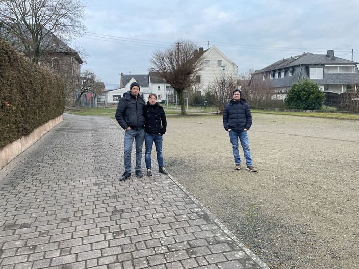 Das Ehepaar Fritz und André Franz-Scheuren von Ortsverband BÜNDNIS 90/ DIEGRÜNEN auf dem weitläufigen Kirmesplatz mit angrenzendem Spielplatz in Niederzeuzheim, der nicht nur für einen Kita-Container Platz bietet.