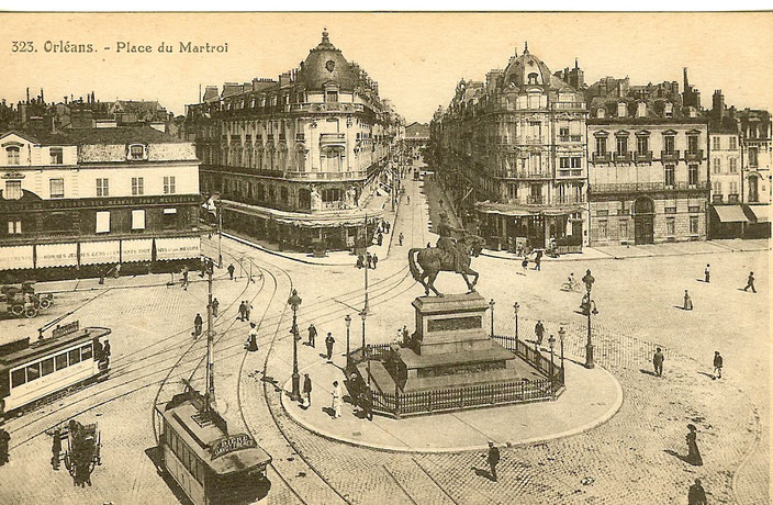 Die erste Straßenbahn überquerte den Platz bereits Ende des XIX. Jahrhunderts