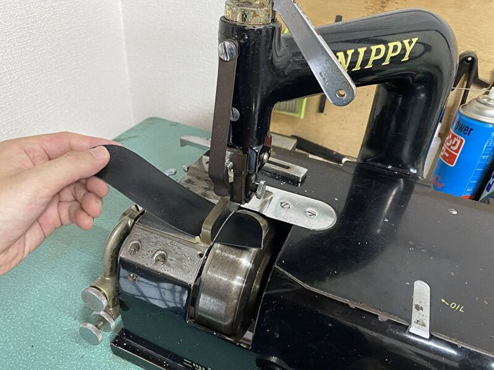 厚み調整のために、漉き加工をしているところです