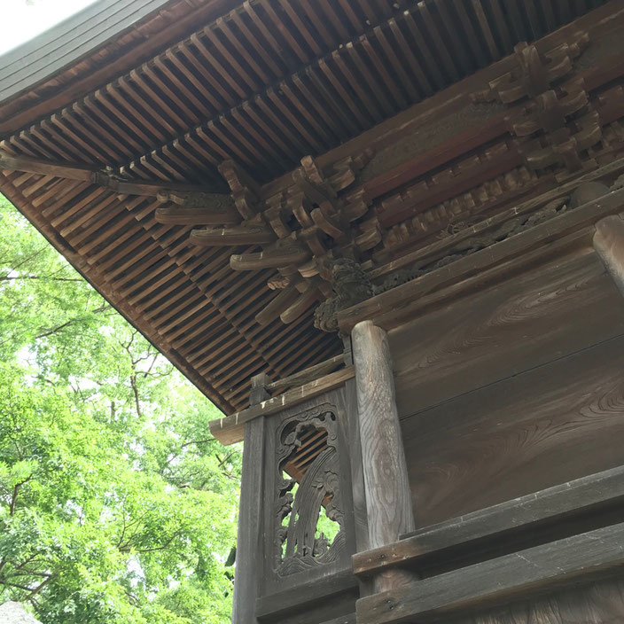 総ひのき造りの大御和神社の神殿　美しい飾り透かし彫り