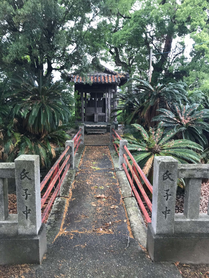 青石のお堀に囲まれた江ノ島神社 中村の手塚家の寄進 境内社は海運祈願で江戸時代に建造