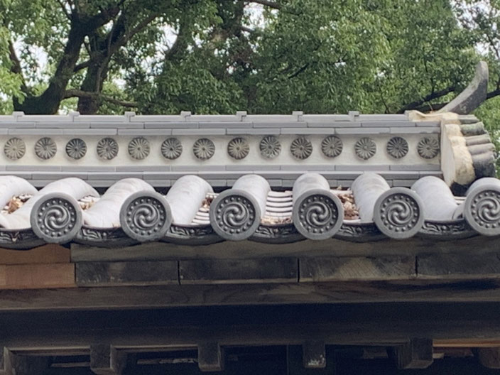 大御和神社の拝殿の屋根 大棟には美しい菊の御紋 十六葉菊花紋
