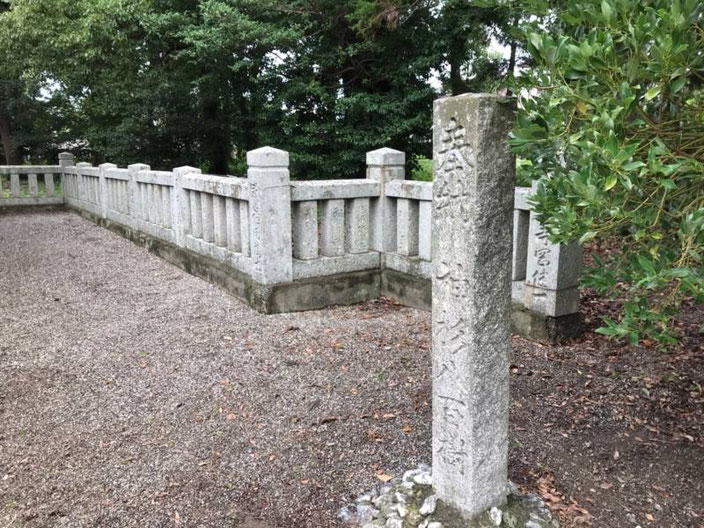 国府町府中の鴻野家寄進の神杉の苗木植樹800本の石碑