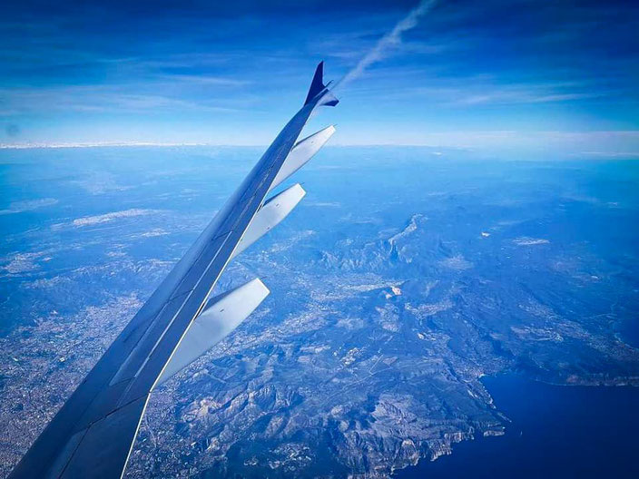 Vue du hublot lors de la trajectoire parabolique de l'avion. Crédits Novespace.