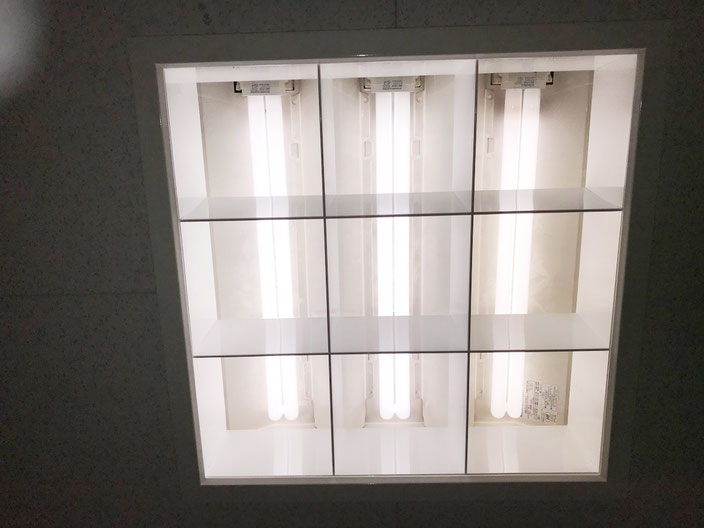 修理(安定器交換)して再び点灯するようになった「埋込スクエア型照明器具(3灯タイプ)」