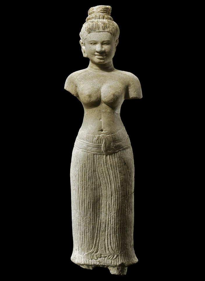 Khmer female divinity (Ouma), Cambodia, 11th c. • Sandstone • H. 61,5 cm • Private collection • Courtesy of Grusenmeyer Gallery, Brussels • Photo © 2003 Roger Asselberghs, Brussels