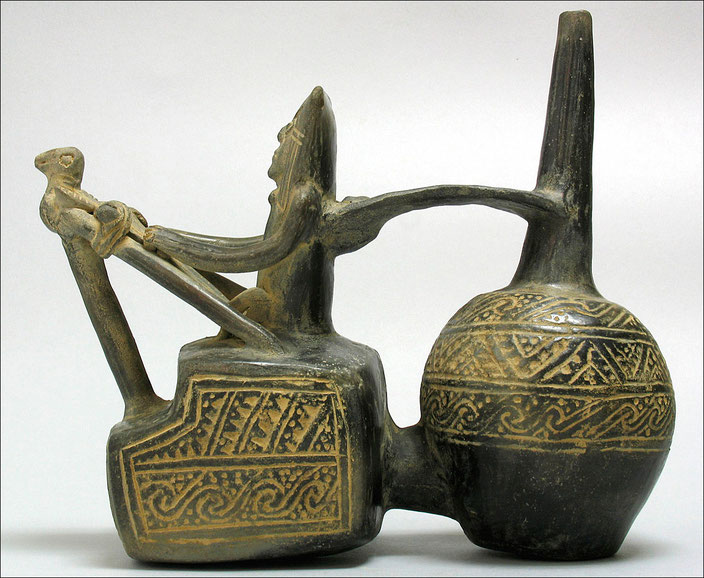 Weaver vessel, grey terracotta • Chimú, Peru, 900-1,470 A.D. • Private collection • H. 20.2 cm