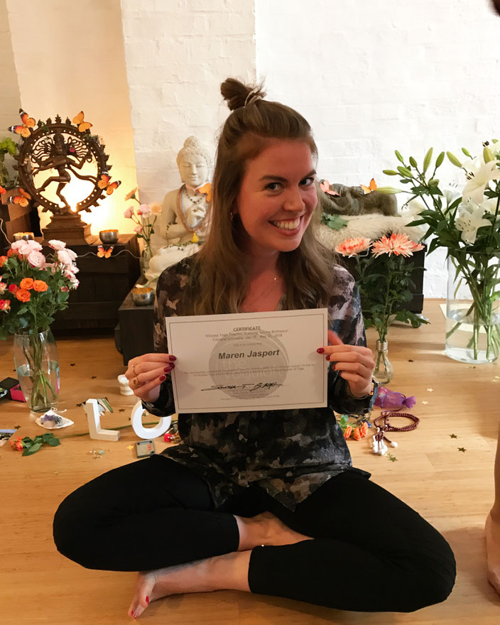 Maren als stolze zertifizierte Yogalehrerin :)