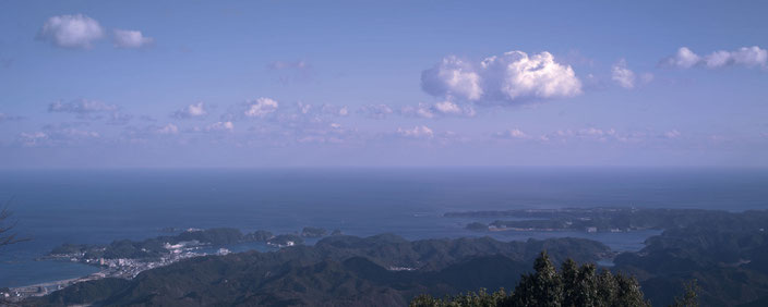 熊野妙法山阿彌陀寺からの眺望。熊野灘、太平洋と水平線が一望。