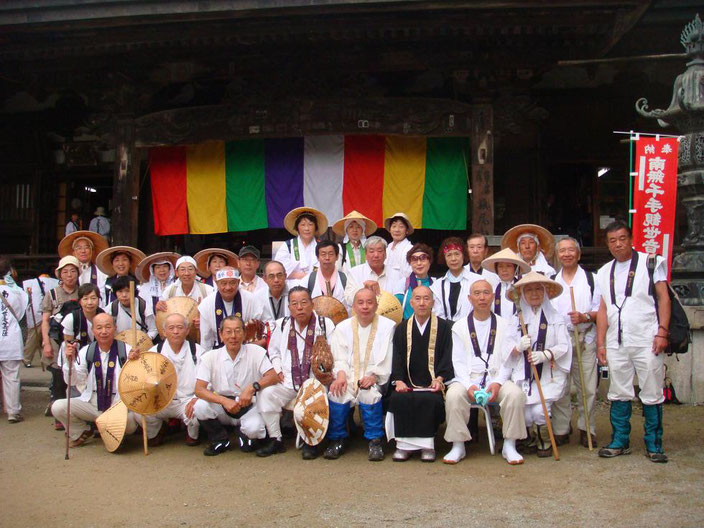 施福寺津守住職を囲んで勢ぞろい