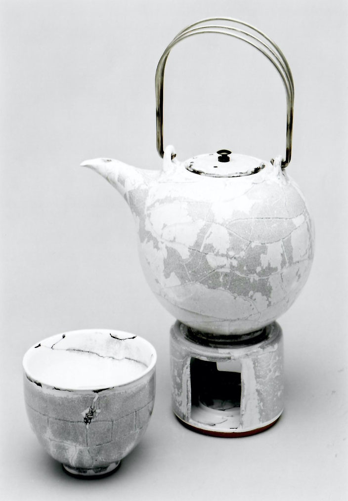 2003 tea set turned, white glaze with black craquelé / Photo: Gerhard Zwickert