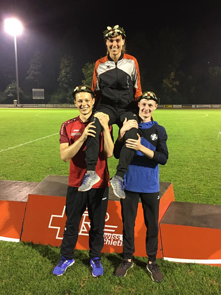 Raphael, Kaja und Roman mit ihren gewonnen Kränze