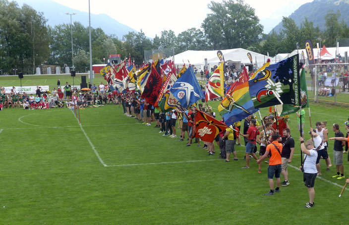 Vor dem Start des traditionellen Fahnenlaufes