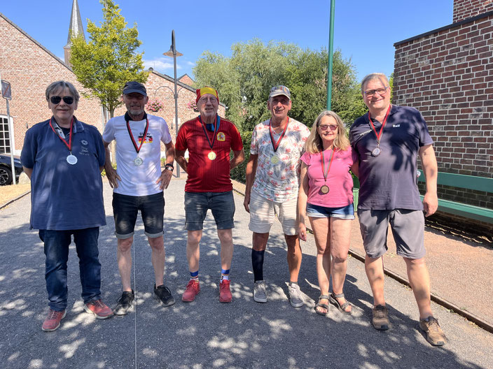 Die Vereinsmeister 2026, v.l.n.r: Stefan + Dieter (Platz 2), Fred + Wim (Platz 1), Regina + Ralf (Platz 3)