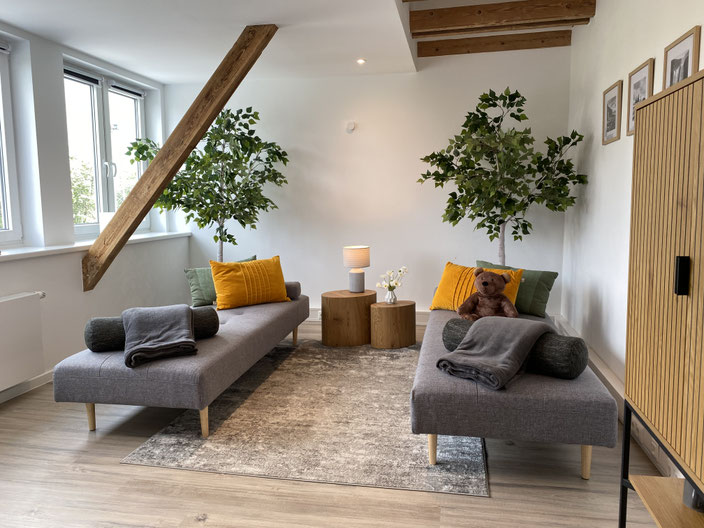 Stress ausblenden dank Entspannung: Das Bild zeigt die Innenräume des NORDIC RELAXING-Studios in Lübeck. Es sind zwei Liegen mit gemütlichen Kissen zu sehen.