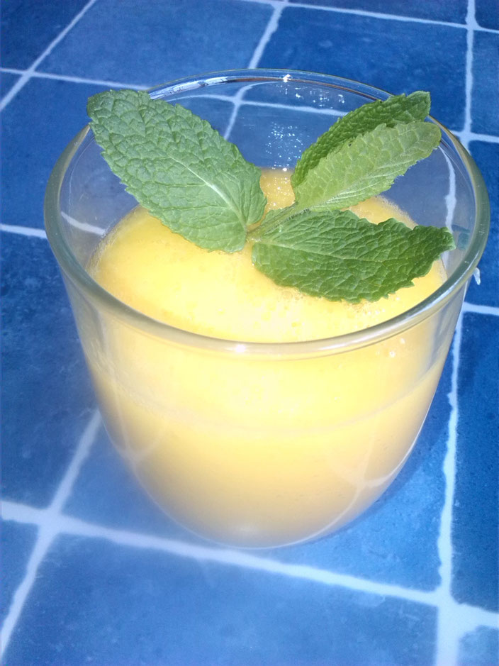Smoothing de mango, limón, poleo y medida de agua según te guste su espesor.