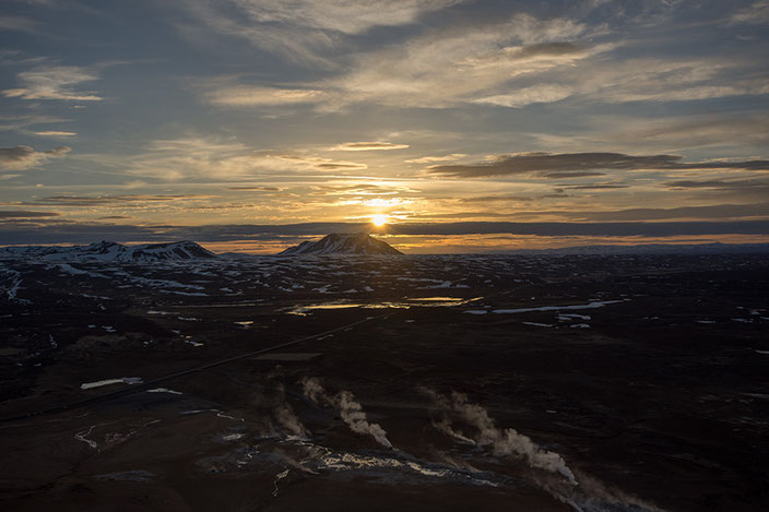 Nach einem kurzen, steilen Aufstieg habt ihr von oben eine tolle Aussicht über Námafjall.