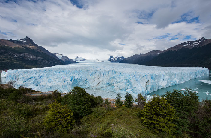 Perito Moreno Gletscher, geschätzte Höhe der Abbruchkante 70m.