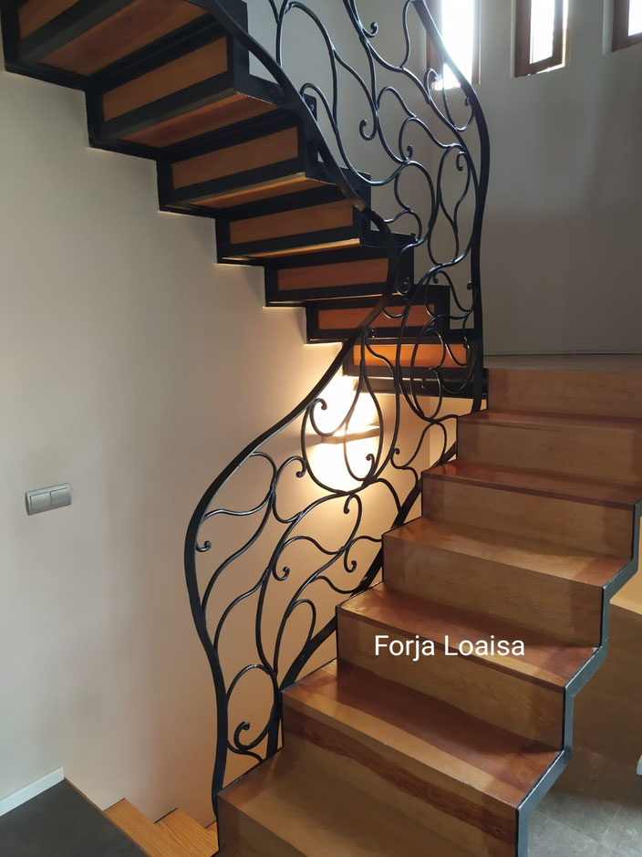Barandilla de forja hecha a mano instalada en una escalera de Santander.