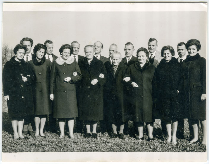 Die 15 "Kinder" der Familie Brogli-Dublanc mit ihrer Mutter. Foto von 1968