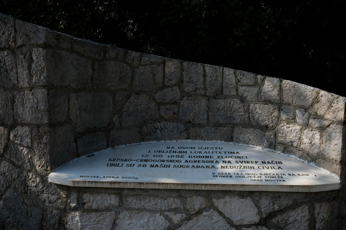 Spomen-ploča za žrtve masakra u Sutini počinjenog u junu 1992. godine. 