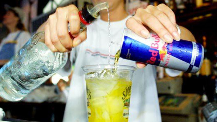 Red Bull mit Alkohol - eine flüssige Mischung aus Ärger und Risiko