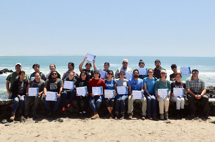 Participantes de diversas instituciones con sus constancias del taller.